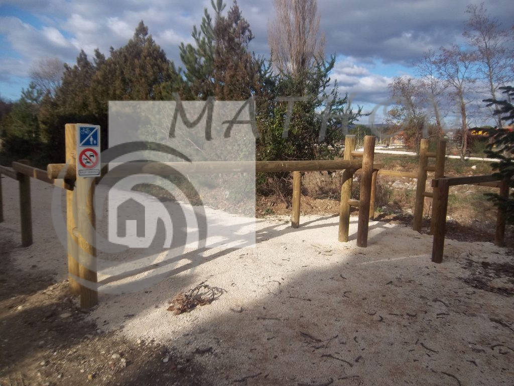 barrière-voiture-rondin-pin-traite-bord-riviere